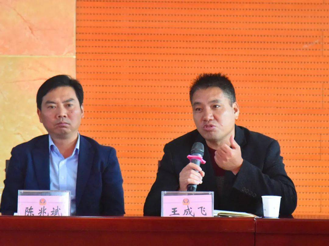 市,县人大代表,石桥镇广华村党委书记王成飞说道:"我所处的广华村服装