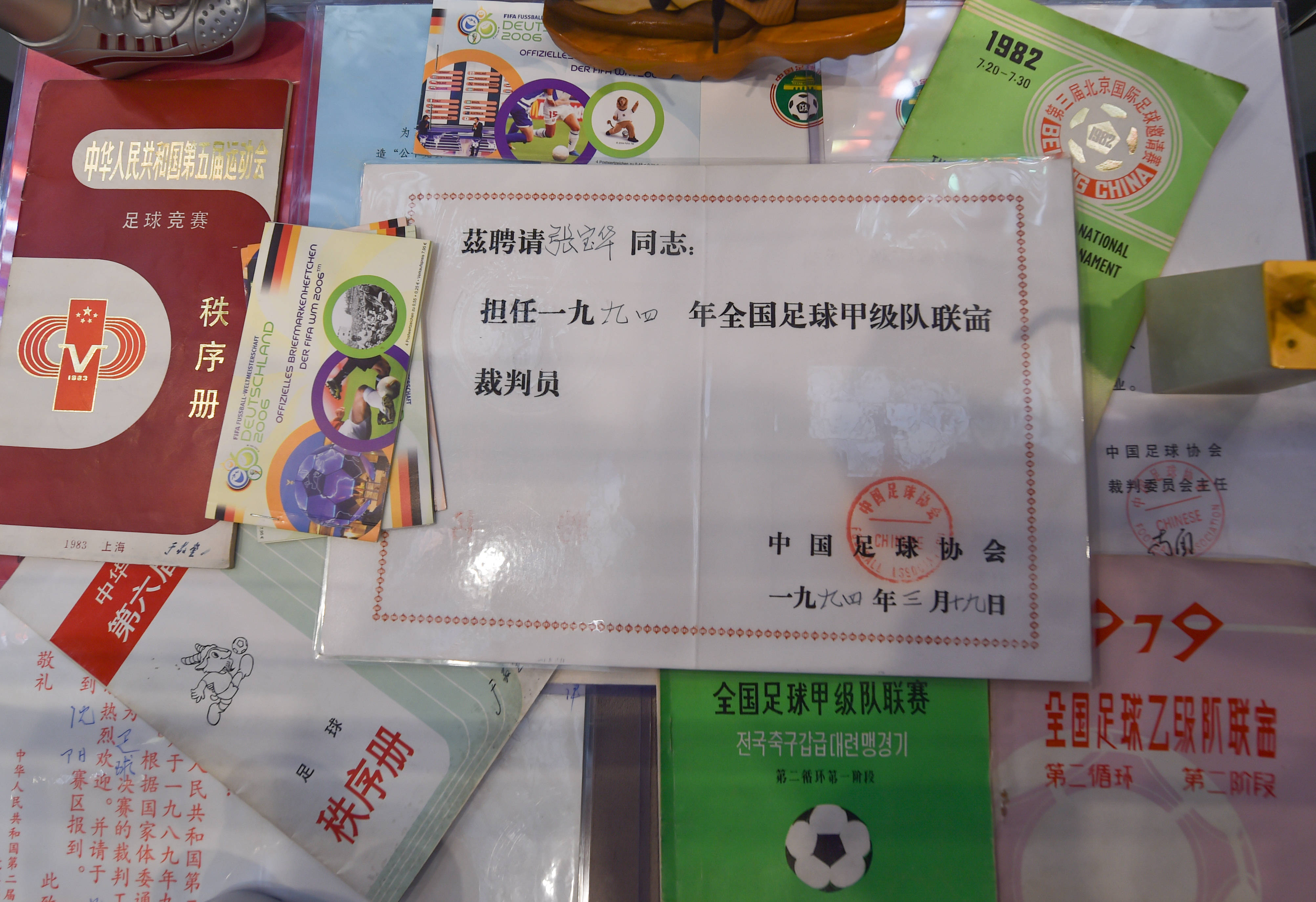 张宝华擦拭他1999年甲a联赛最佳裁判金笛奖奖杯的展柜(11月3日摄).