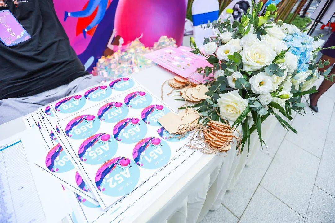 的【恋爱地图】和【号码臂贴】嘉宾到达现场后,进行活动签到现场签到