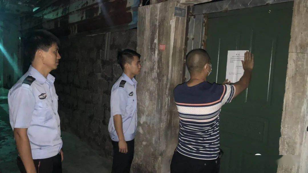 8女1男当场被抓突击扫黄