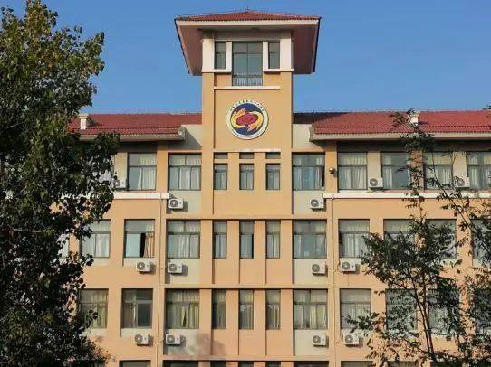 你好我是青岛六十六中校徽