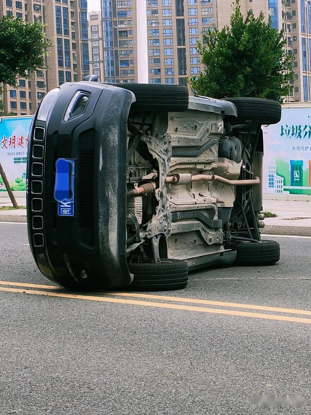 翻车现场两车车祸平潭龙山路一辆吉普侧翻路面
