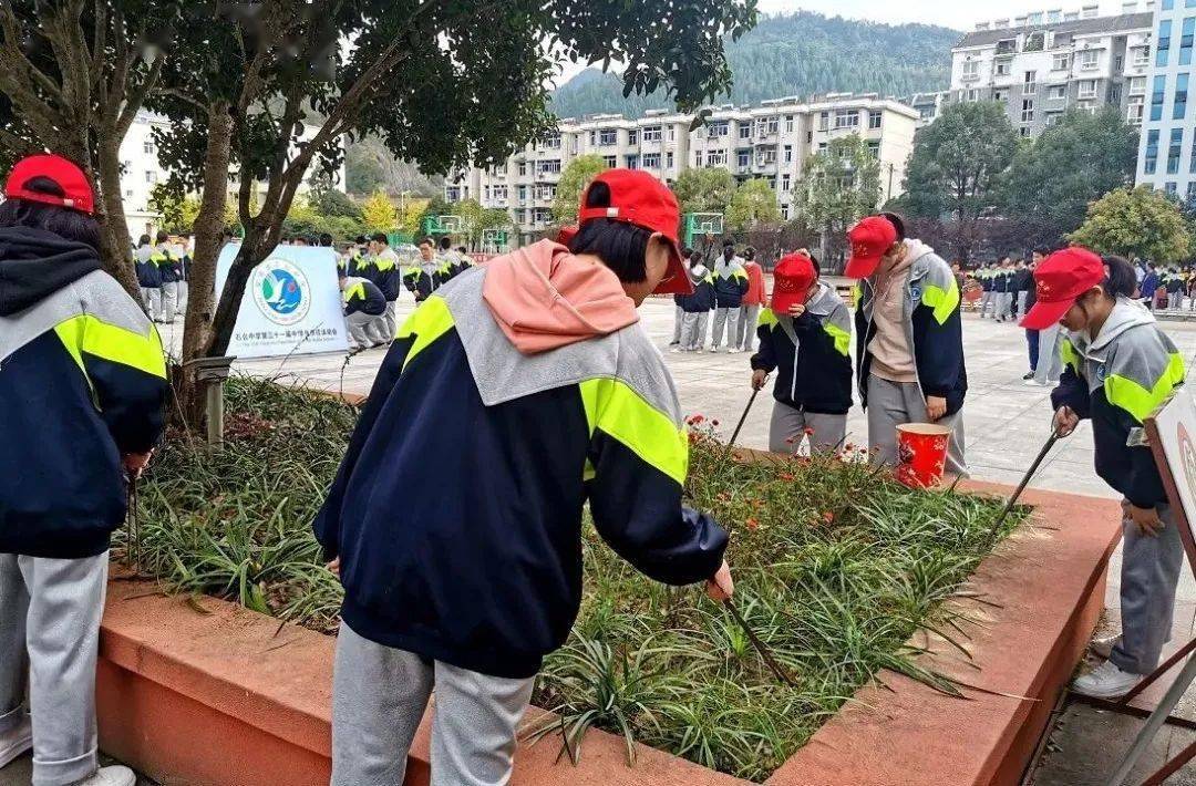 石台中学组织志愿者开展校园环保主题实践活动