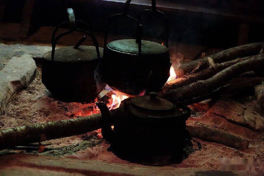 【夜郎诗歌】姚瑶||温暖的火塘(外一首)_手机搜狐网