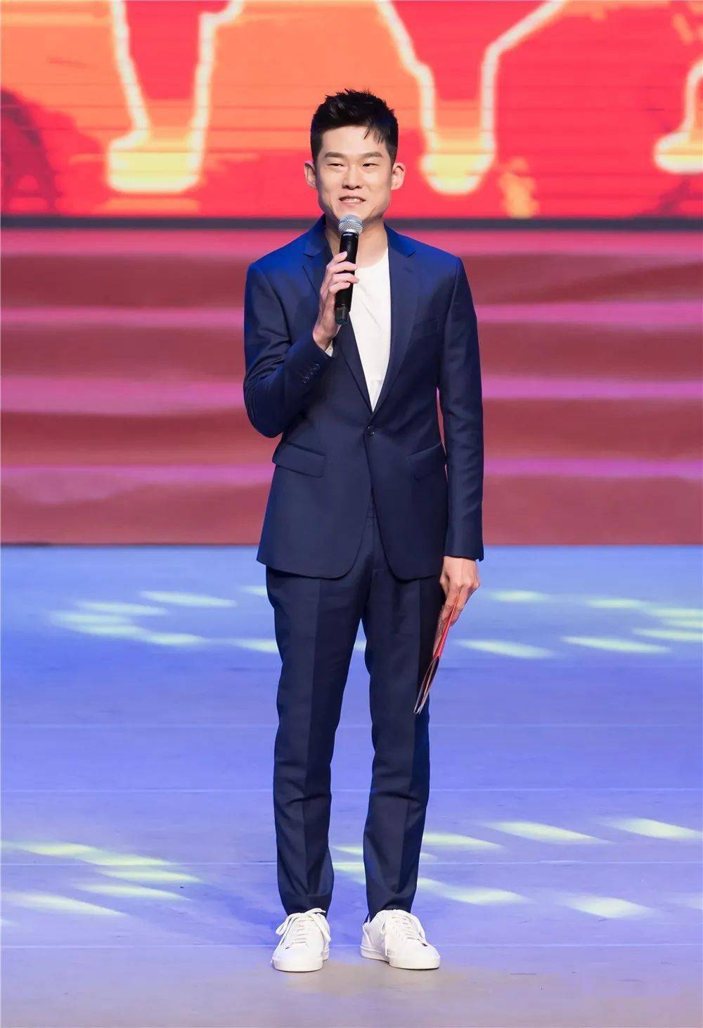 本场演出由青年相声演员徐涛主持,在精彩的《武狮》表演中拉开了本场