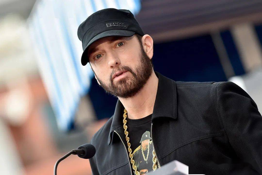 埃米纳姆原名马歇尔·马瑟斯(marshall mathers),他出身在底特律的一