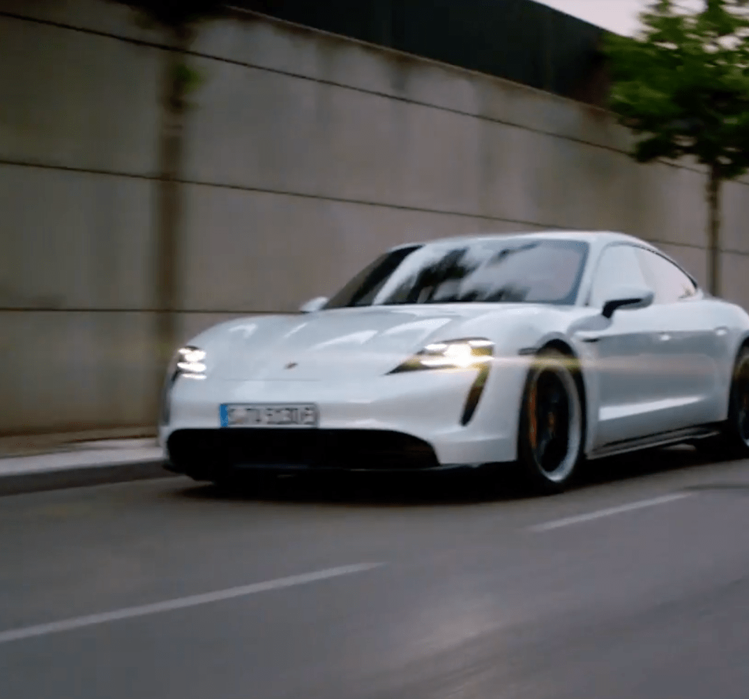 跑车taycan此外vr动画游戏体验-ai瑜伽健身-华为艺术沙龙-您的家人可