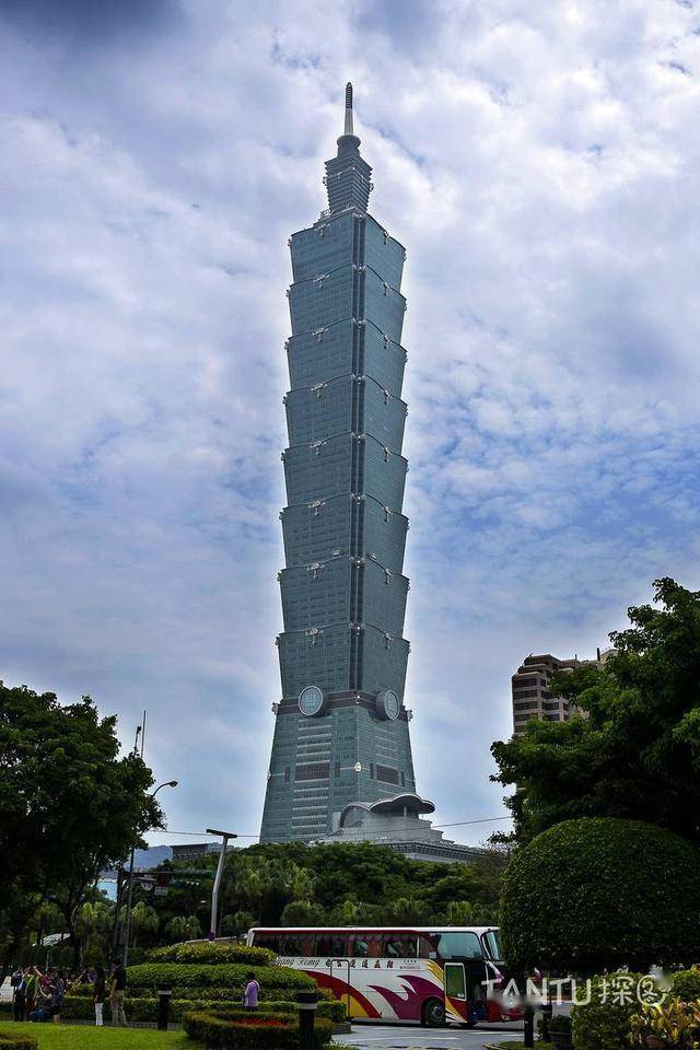 台湾省台北市旅游大巴车上看市景