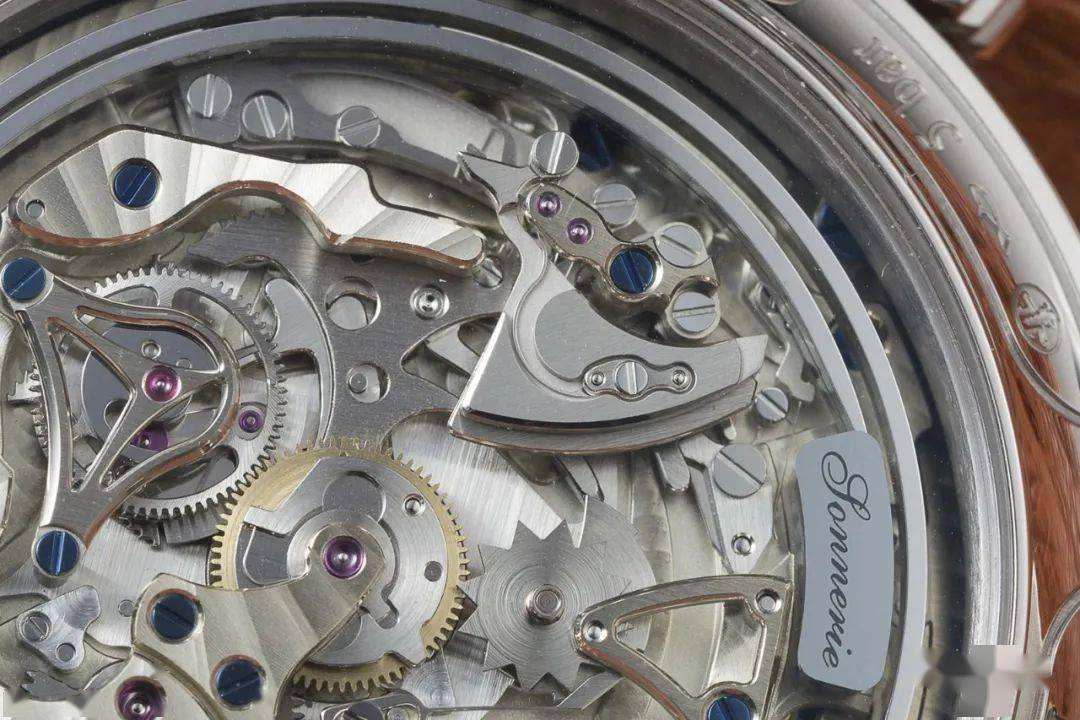 全新的大师级传统表壳(直径45毫米)是表盘艺术性和机芯精致度的完美