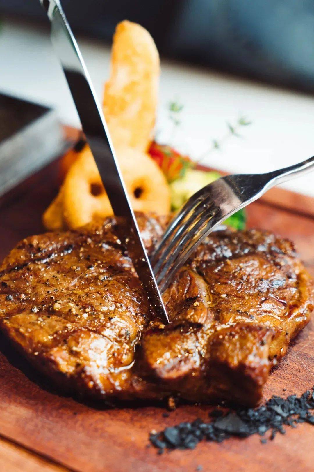 一秒勾起南海人的西餐回忆杯子红牛排餐厅双十一福利安排大口吃肉狂欢