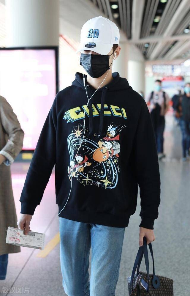 赖冠霖一袭卫衣现身机场穿搭帅气大长腿帅哥