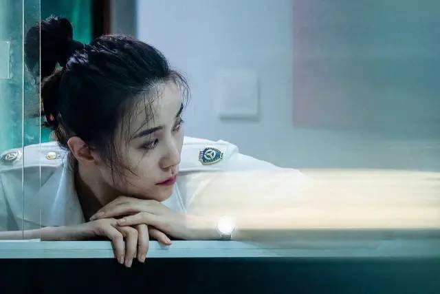 对宋佳像是对一个母爱的依赖和信任,对邓恩熙则像是对一个女儿的愧疚