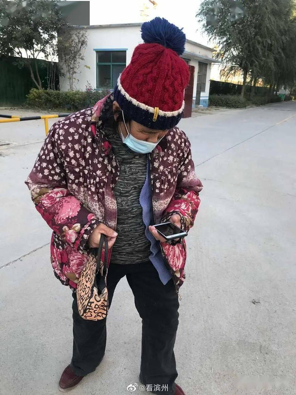 滨州某小区大妈圈地收费遭市民吐槽