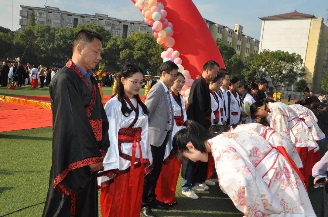 前两天,樟树中学在学校操场隆重举办了第六届高三学生成人礼,你看了吗