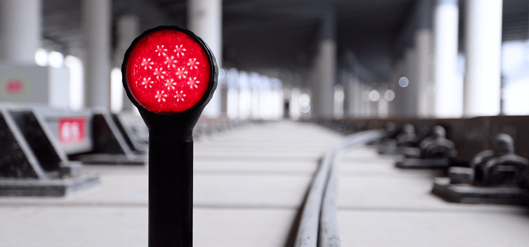 6号线轨道上,遍布着他们的足迹