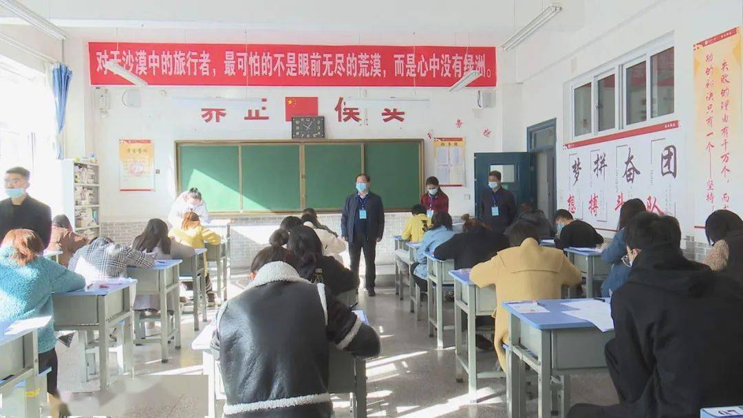 会后,张骞,莫雅君带领招聘工作领导小组成员深入考场