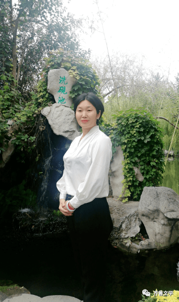 董丽,公司职员,淄博桓台人,喜欢看书写字,用手中的笔记录生活的点点