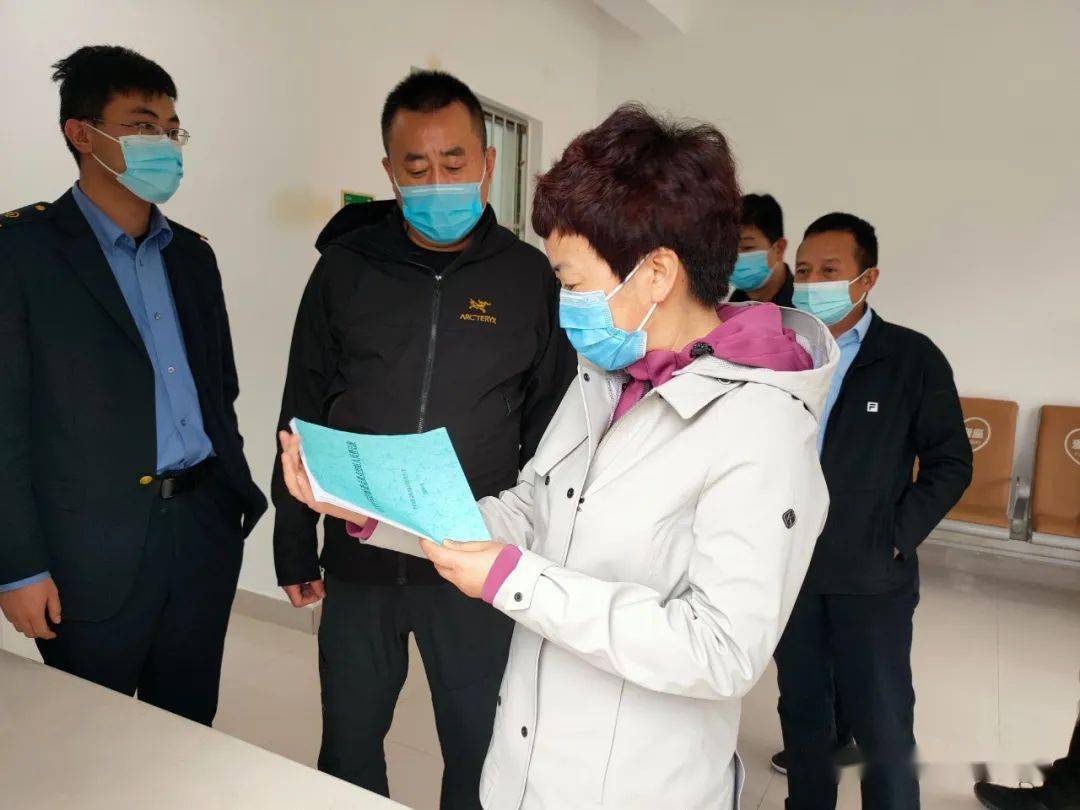 武冰一行先后深入宏庆火车站,两当县粮食购销储备有限