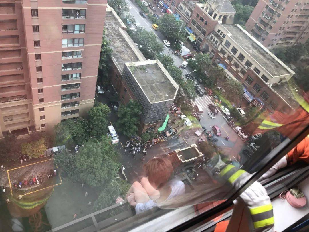 接警后,消防救援人员在现场看到,一名年轻女子正坐在21楼窗外空调外机