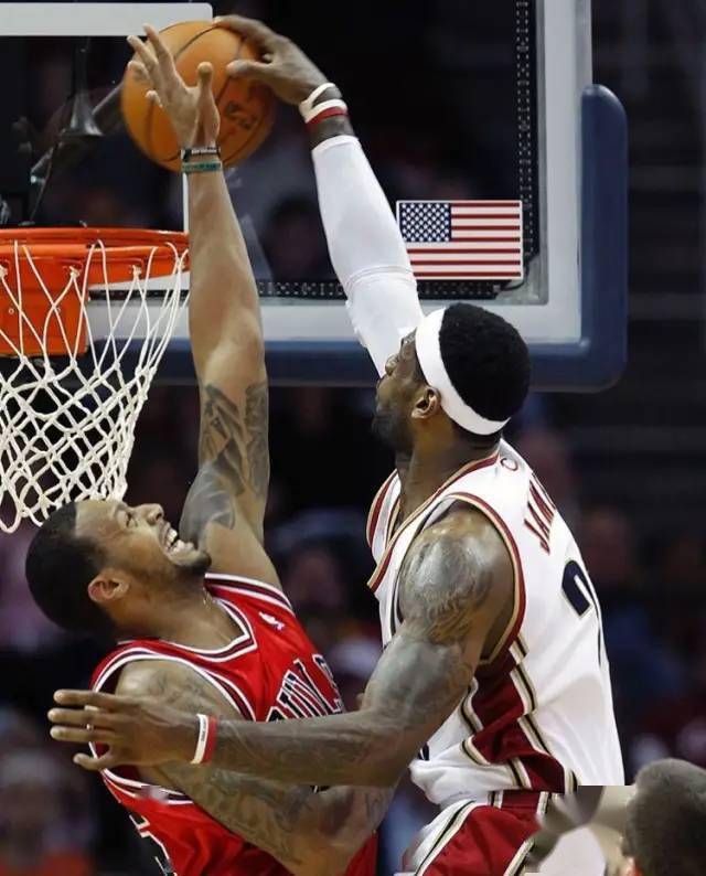 评选nba历史最佳隔扣海报,詹韦入选,保罗居然隔扣了霍华德