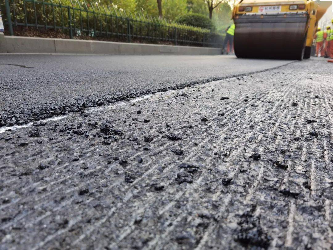 进行对比观测,希望通过该新材料新工艺的试点实验,对提高路面密实性