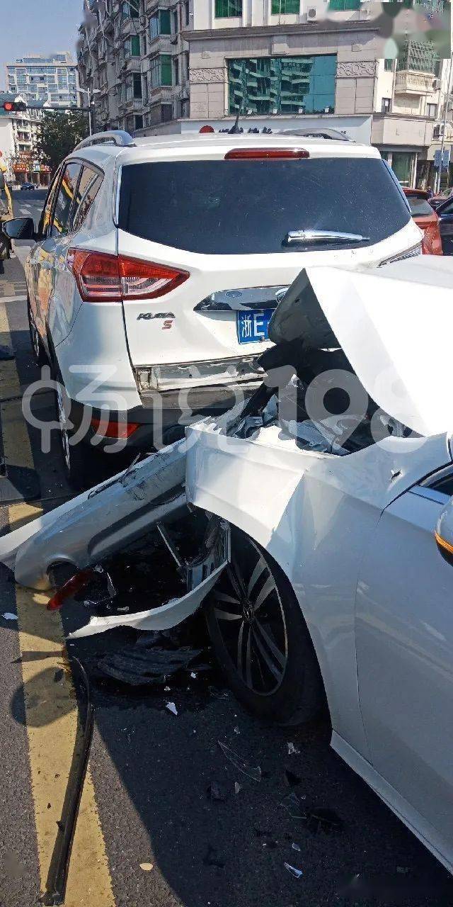 湖州一豪车追尾越野车!车头撞得稀巴烂.