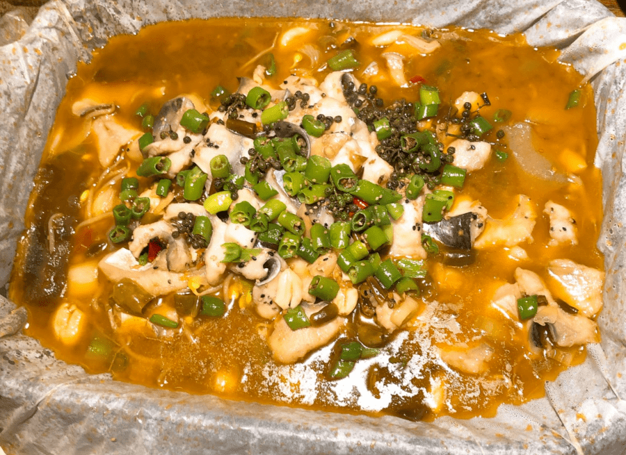 选用新鲜的藤椒和很多其它的辣度高的青椒川料,突出了鲜藤椒的鲜嫩麻