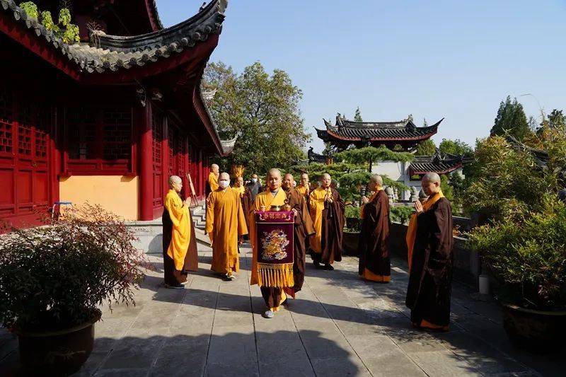 迎請江蘇尼眾佛學院院長,雞鳴寺住持蓮華法師率學院師生在山門前恭迎