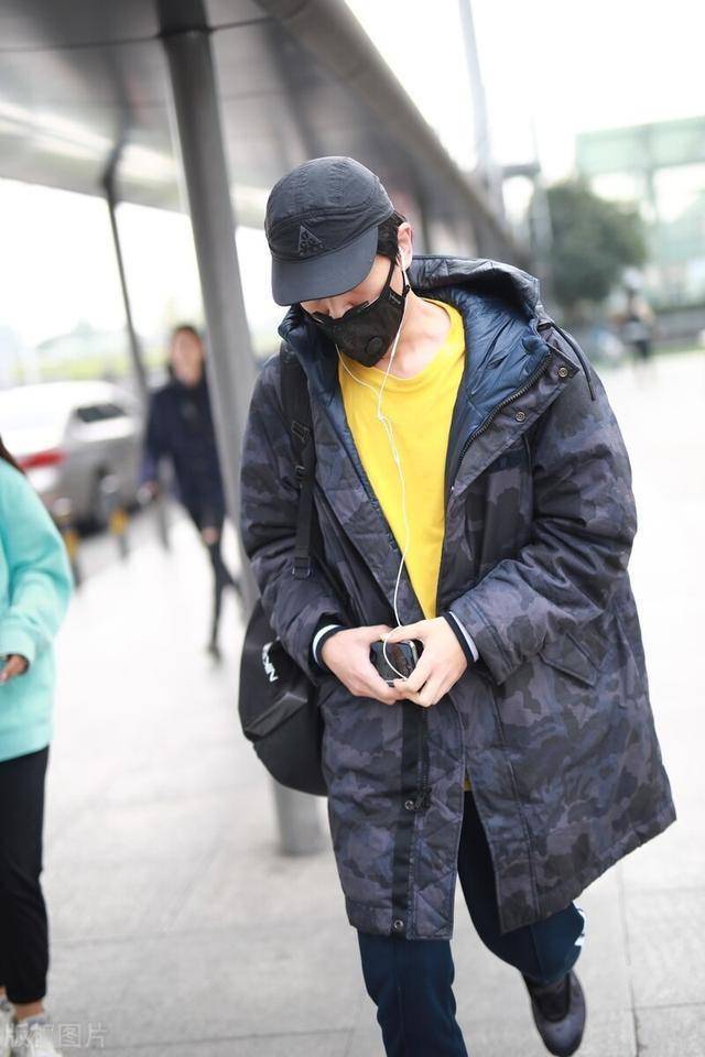 陈晓现身成都机场一路低头不语大步流星无心顾及其他