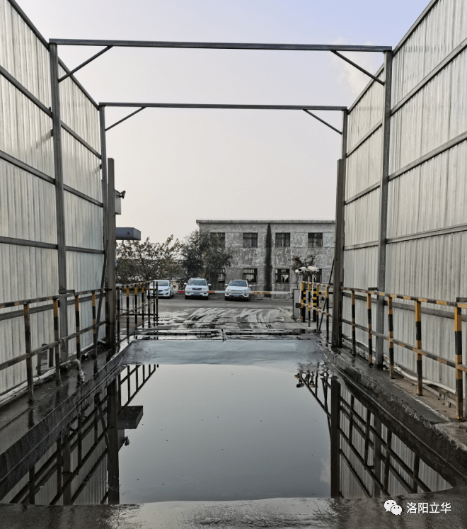 消毒水烧碱浓度保持不低于3%,每天下午下班后清理消毒池和按照标准