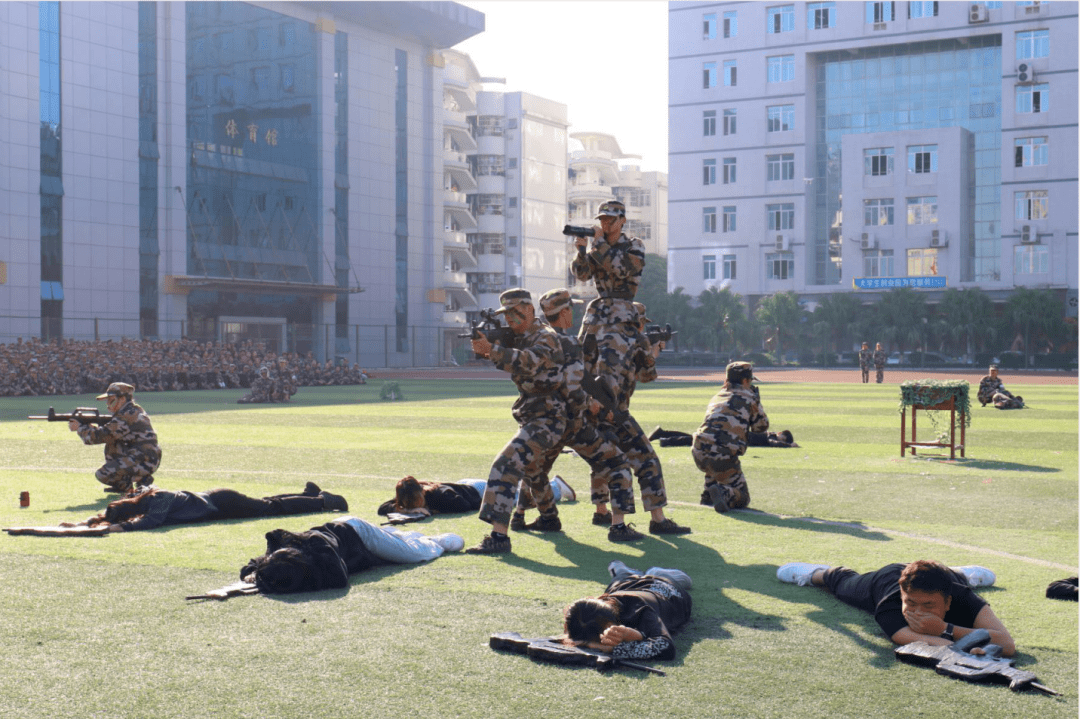 迷彩青春国商院南宁校区2020级新生军训汇演震撼来袭