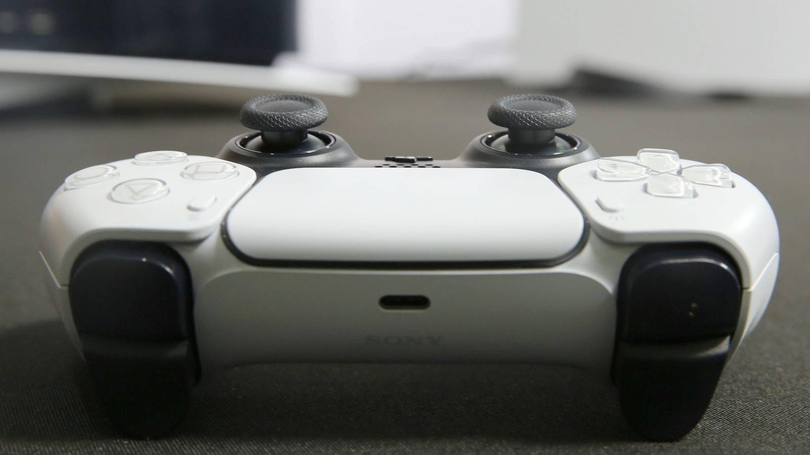 ps5的手柄这次也采用了以白色为主的设计,相比ps4手柄有不少细节上的