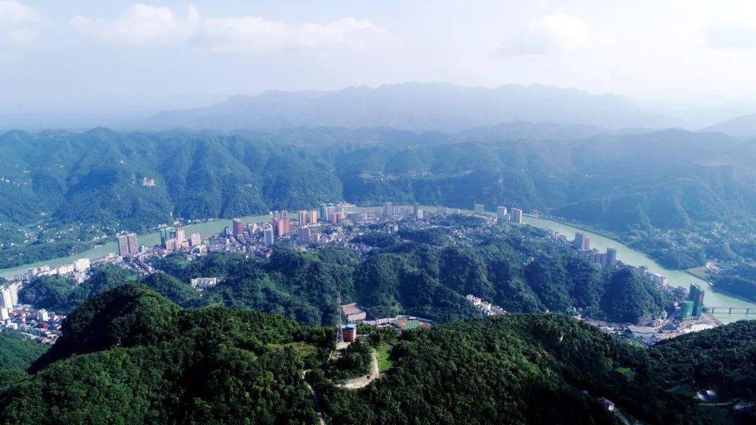 看知名歌手周艳泓在长阳最美视角"向王寨"直播 为主播们打了个样_中国