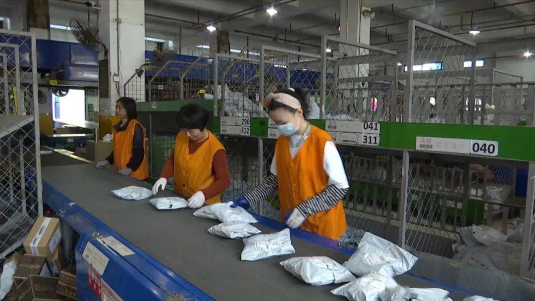 200万件快递,为了保障双十一期间快递流转通畅,经理把工人分成两班,12