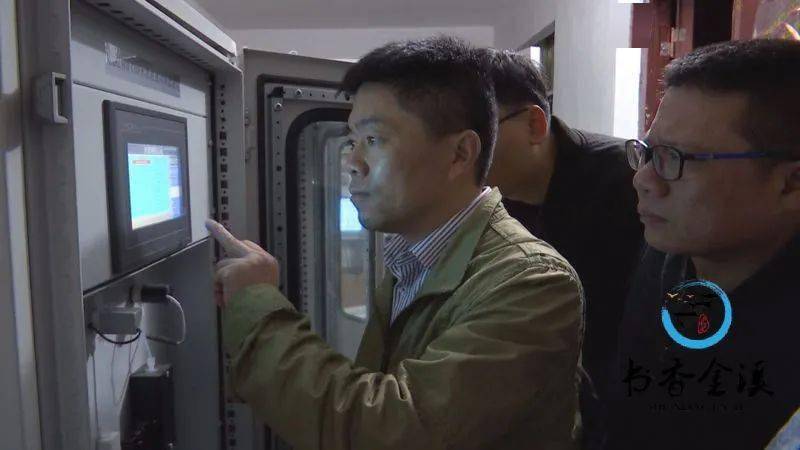 11月10日晚,副县长周友财带队突击检查涉及废气排放企业,并由第三方