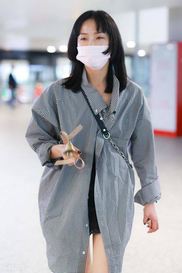 黄龄素颜刘海中分显憔悴,一路手握黄色铃铛仿佛"身份象征"_手机搜狐网