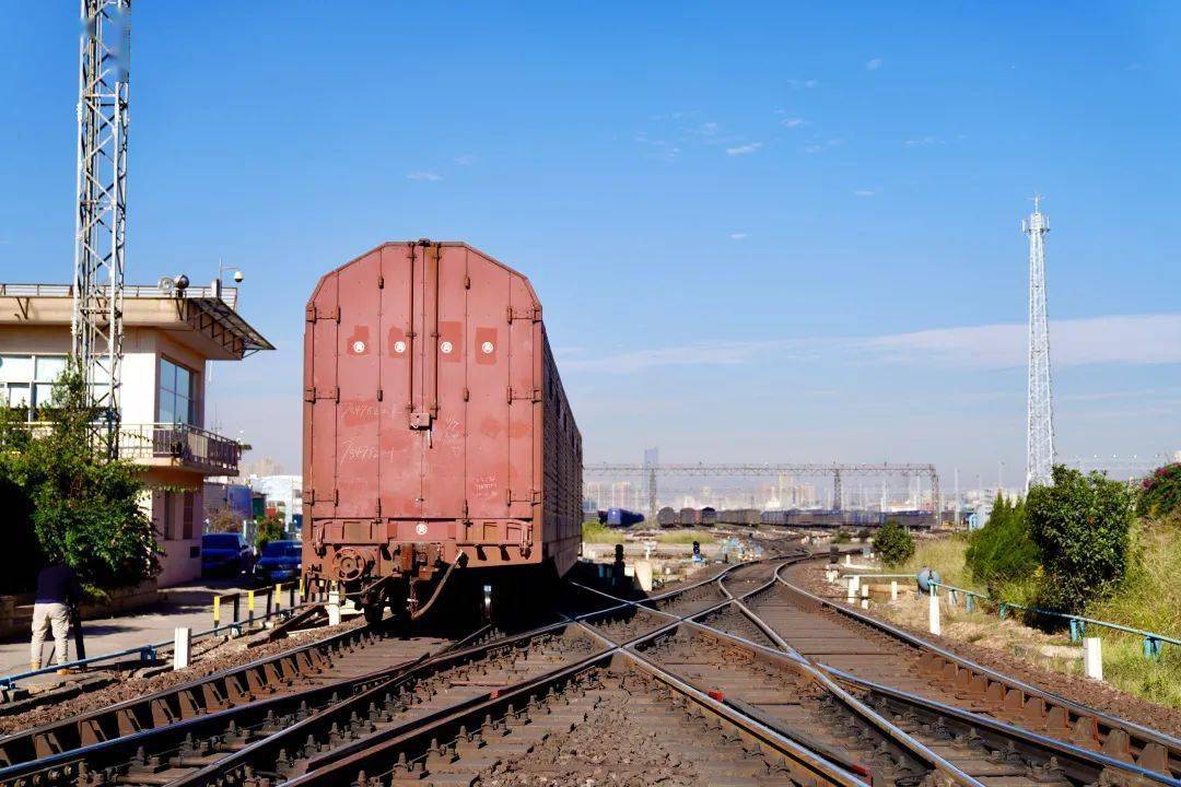 jsq型车辆是专门运输汽车的铁路特种车辆,由于车辆换长长,载重轻,离地