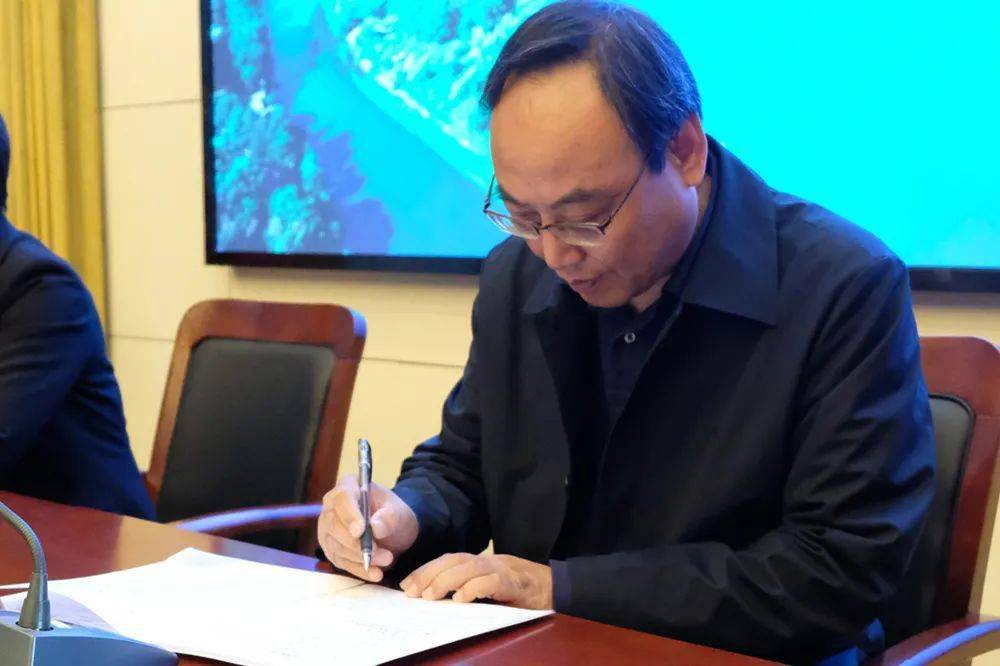 县教育局党委委员,副总督学王忠华宣布第一期君山名师培养项目