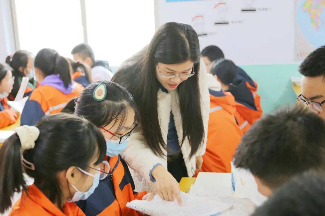 以张琛老师为代表的中报附中教师甘守三尺讲台,勤勤恳恳,默默奉献