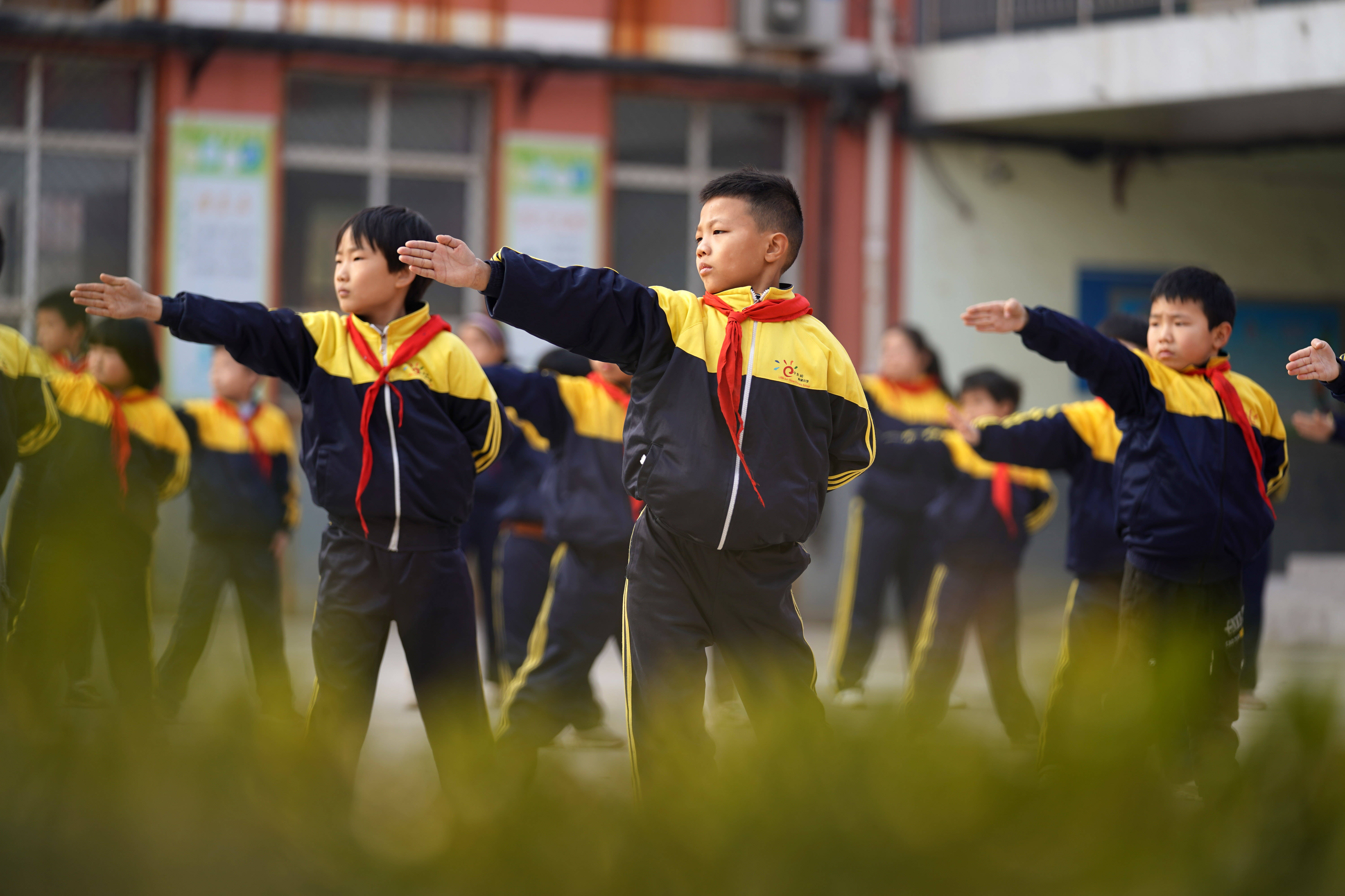 11月12日,河北省巨鹿县育人小学学生在练习武术.