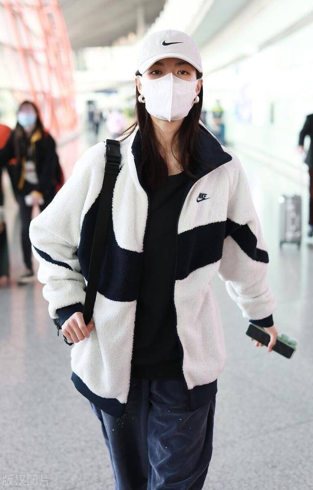 钟楚曦一袭黑白穿搭劲酷十足头戴白色耐克帽子超显气质