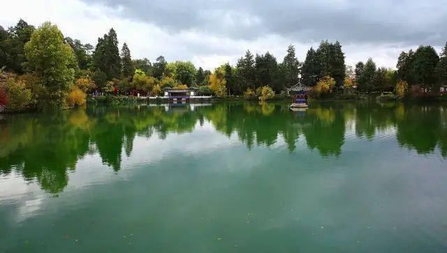 黑龍潭公園位於麗江古城北象山腳下,步行的話可從麗江古城大水車沿