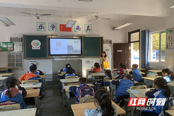 "开绘啦"阅读点亮心灵公益项目志愿者在长沙市天心区南塘小学给孩子们