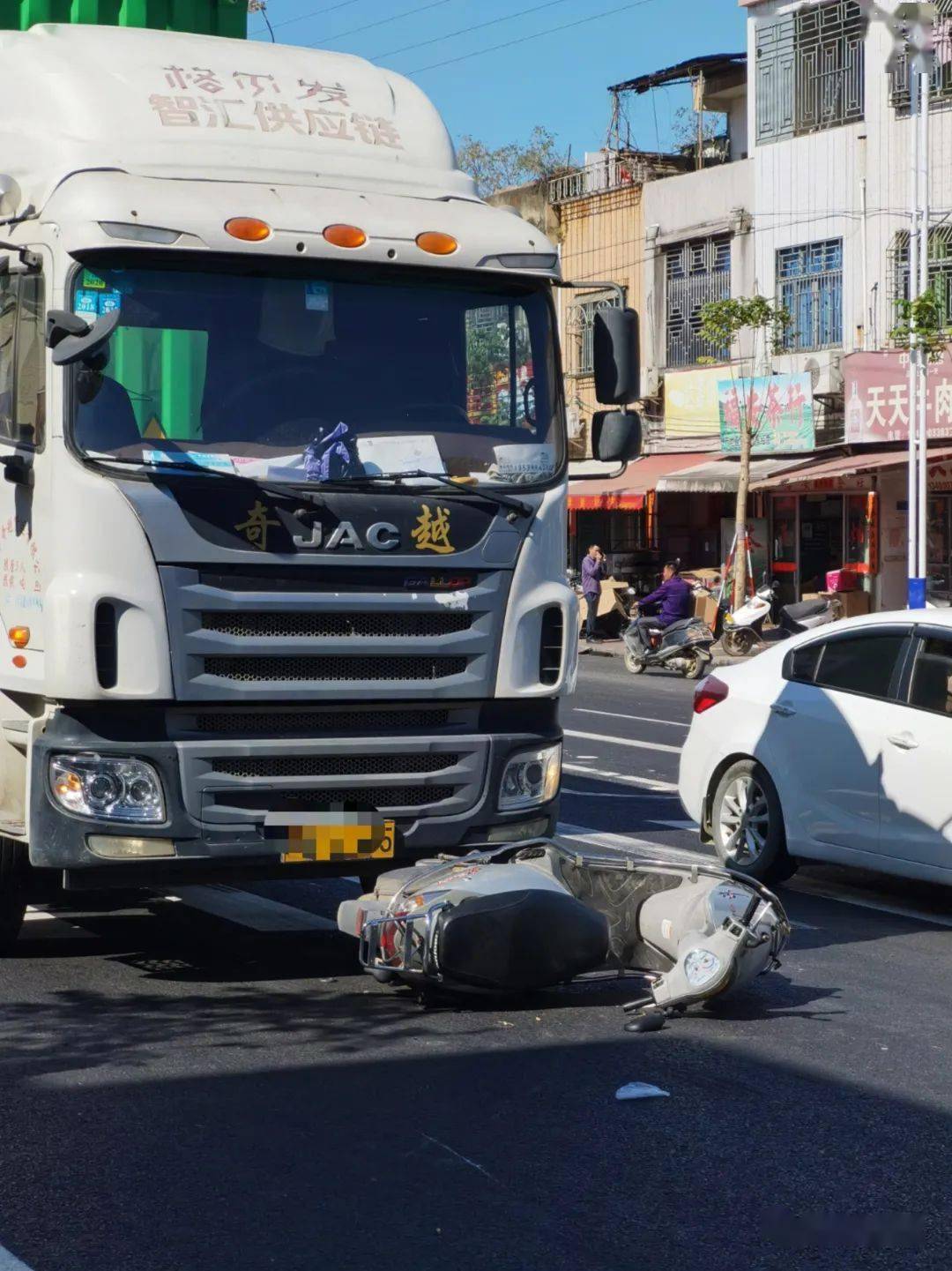 今天,陆丰发生2宗车祸,场面居然差不多.