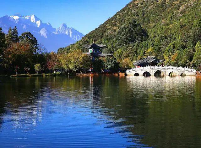 黑龍潭公園位於麗江古城北象山腳下,步行的話可從麗江古城大水車沿