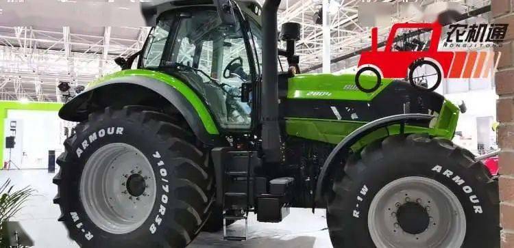 多台拖拉机产品以及谷丰玉米收获机产品,其中这台2804是不是霸气侧漏!