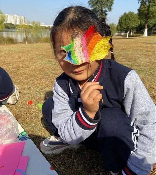 除了可以把树叶串成项链,还可以装饰它哦,瞧我给树叶涂上了五彩衣.