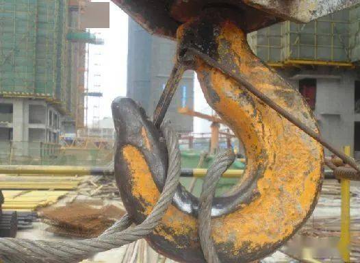 塔吊钢丝绳报废:●交互捻,同向捻:6d范围内断丝达5%保守要求:一个节距