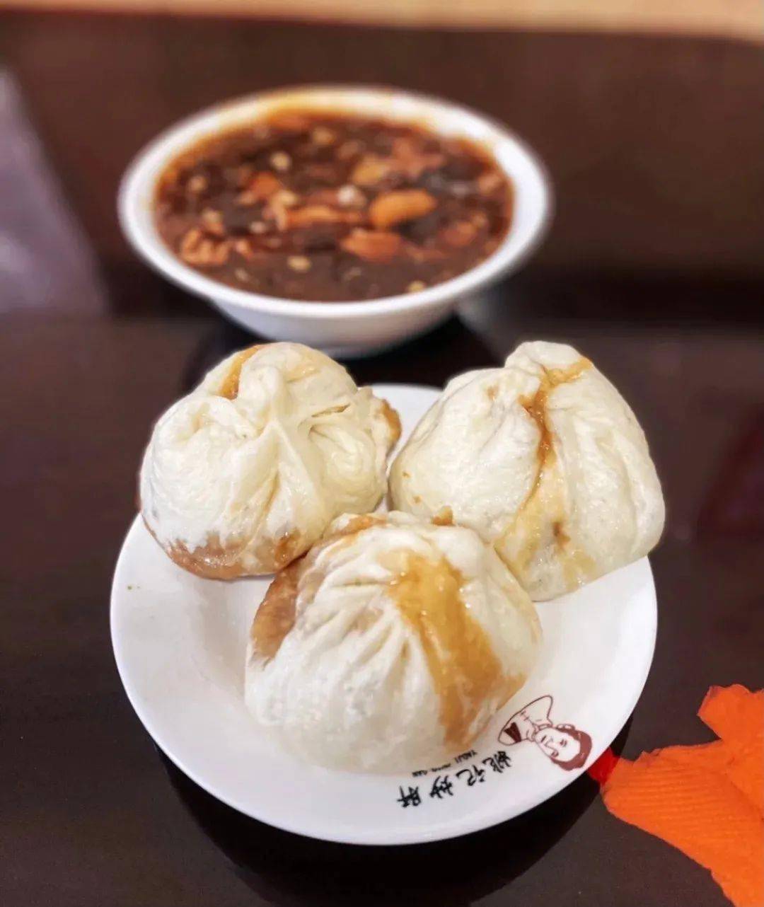 一边喝着炒肝一边吃着包子,惬意!