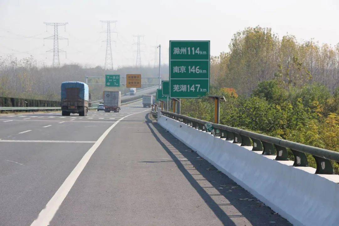 天氣發生時,交警部門根據道路通行情況,會對高速公路,分別實施限速60